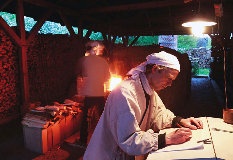 Jan Kollwitz Brennen des Anagama-Ofens vier Tage und vier Nächte