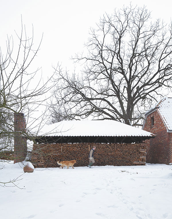 Jan Kollwitz vor seinem Anagama-Ofen im Winter
